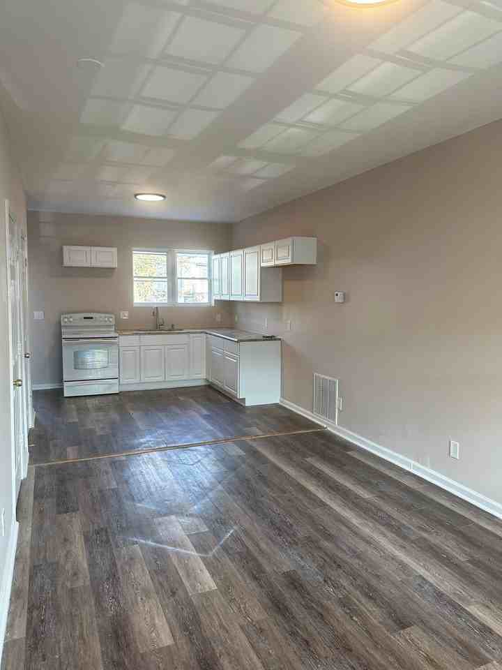 1610 Carswell St - Photo 2 of 17