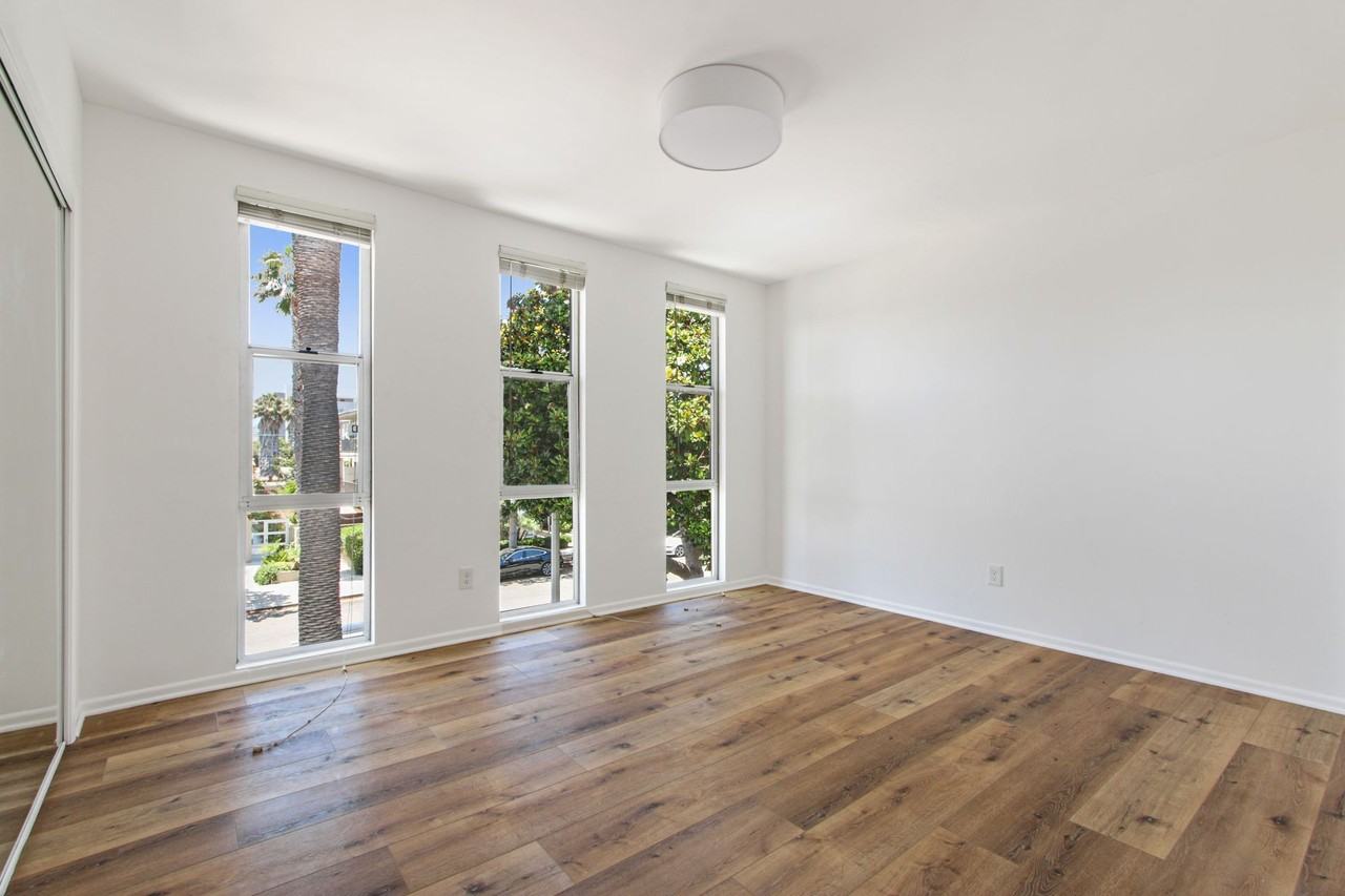 1241 9th St in Santa Monica. Steps to Wilshire Blvd! - Photo 2 of 4