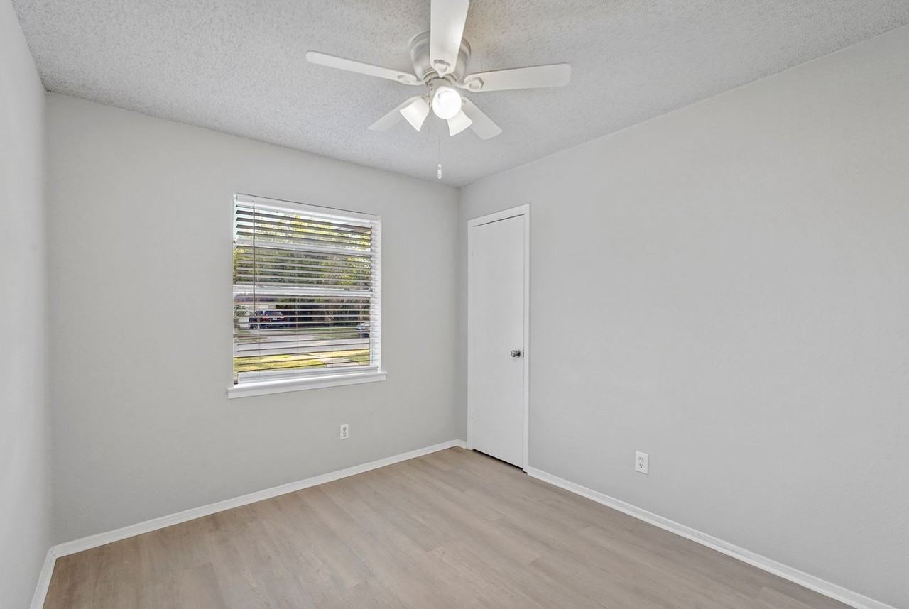 805 Northshore Dr - Photo 2 of 15