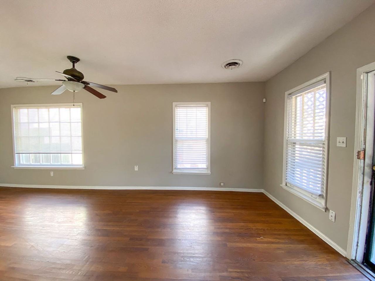 159 S Greer St - Photo 4 of 15