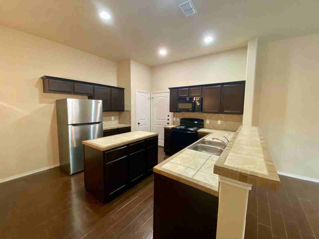 704 Creekside Cir - Photo 7 of 20