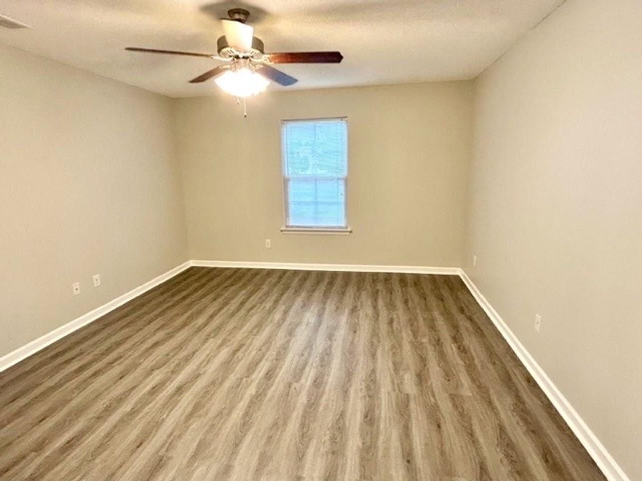 7915 Lowrance Rd - Photo 5 of 10