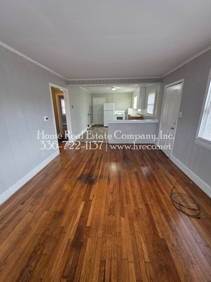 2418 Newark St - Photo 3 of 10