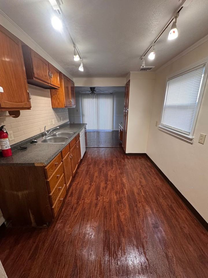 127 N Roanoke Ave - Photo 3 of 21