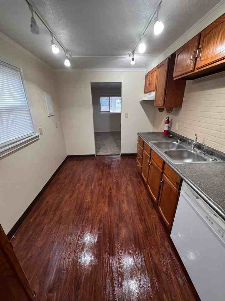 127 N Roanoke Ave - Photo 4 of 21