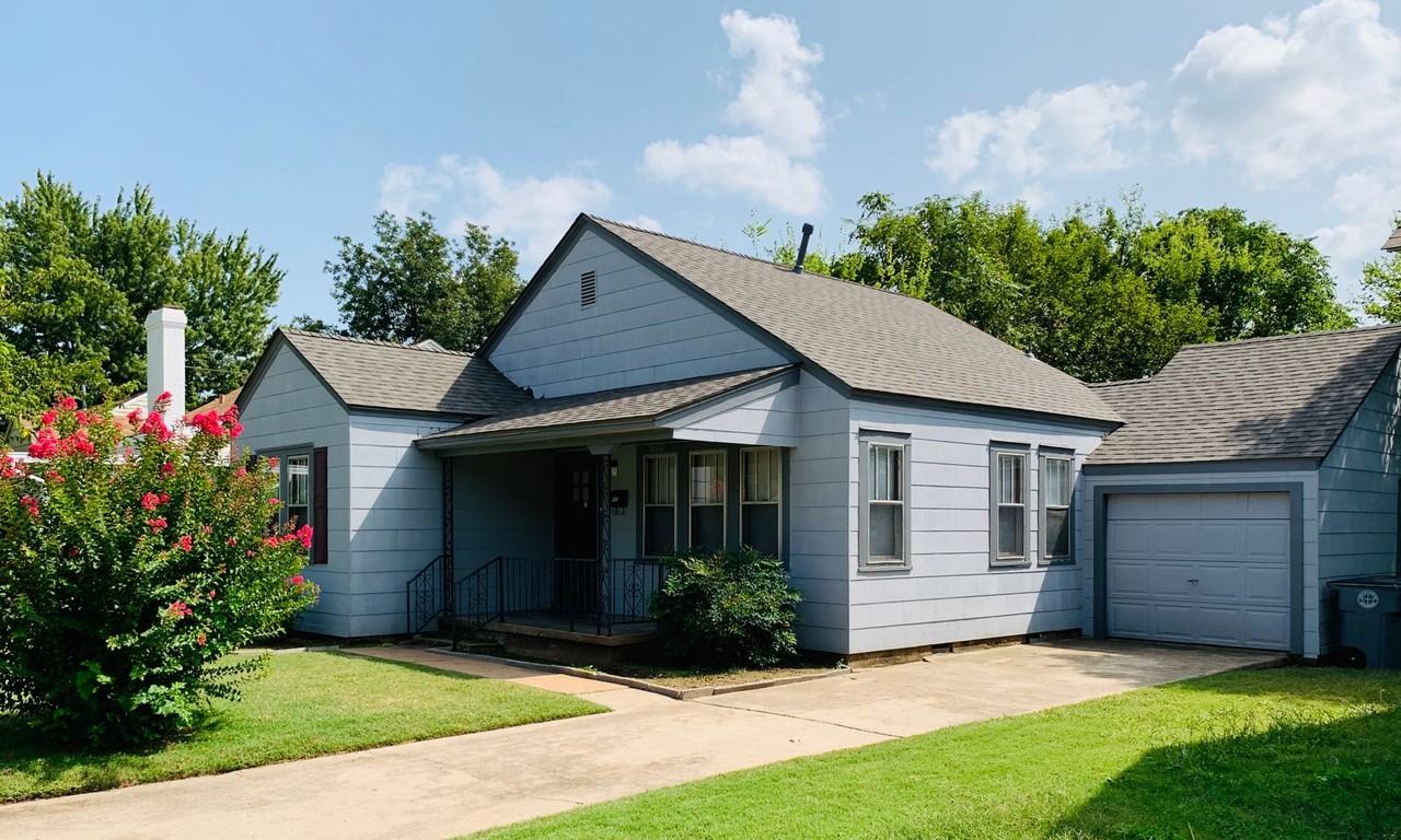 1136 Nw Oak Ave - Photo 2 of 11