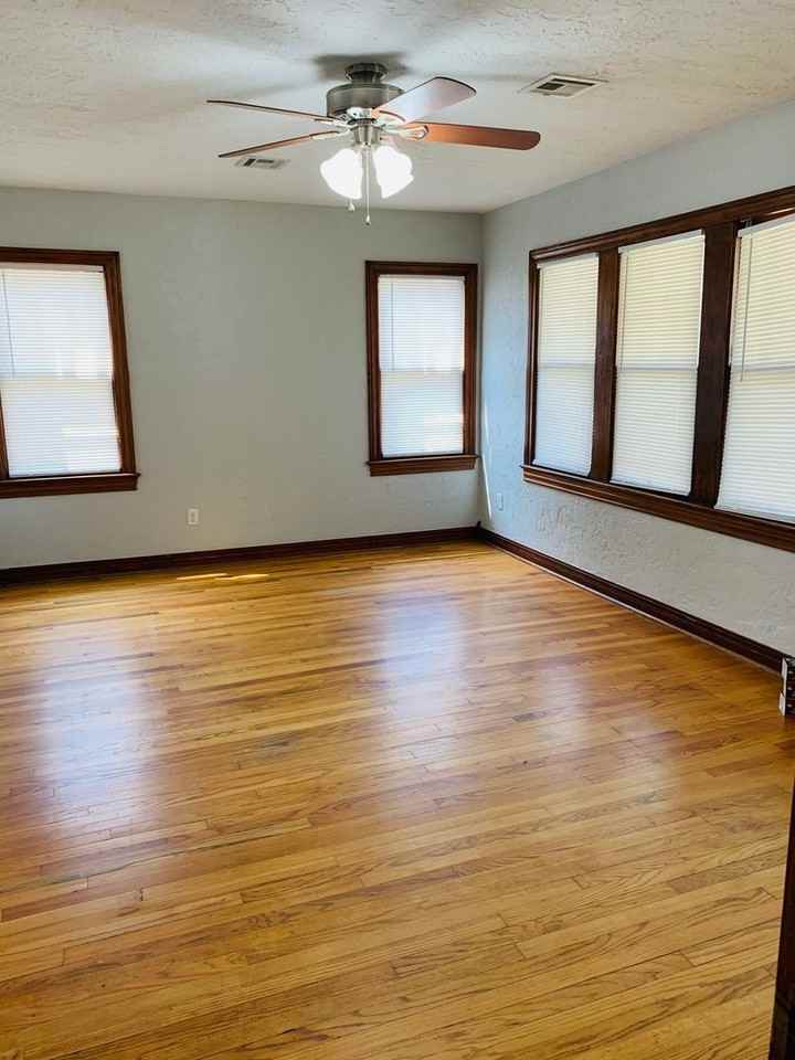 1136 Nw Oak Ave - Photo 3 of 11