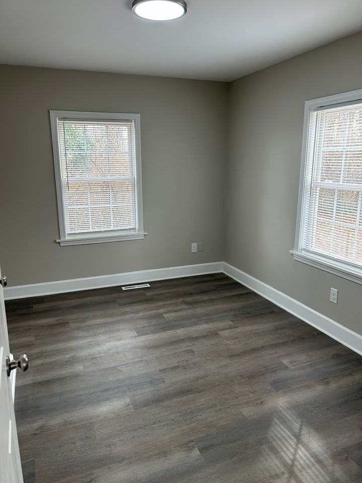 518 W 24 1/2 St - Photo 4 of 9