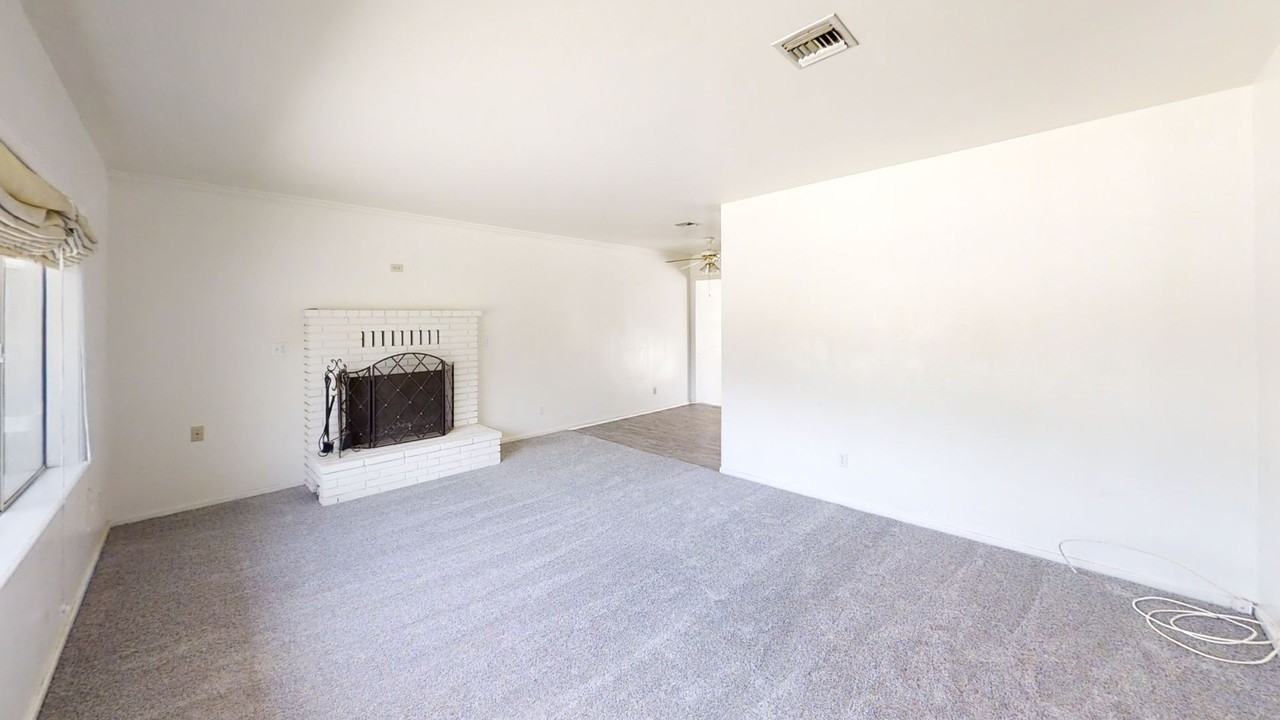 33540 Washington Dr - Photo 5 of 13