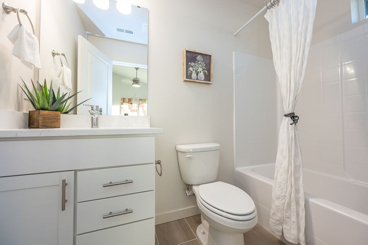 334 9th Ave Se #B7 - Photo 3 of 16