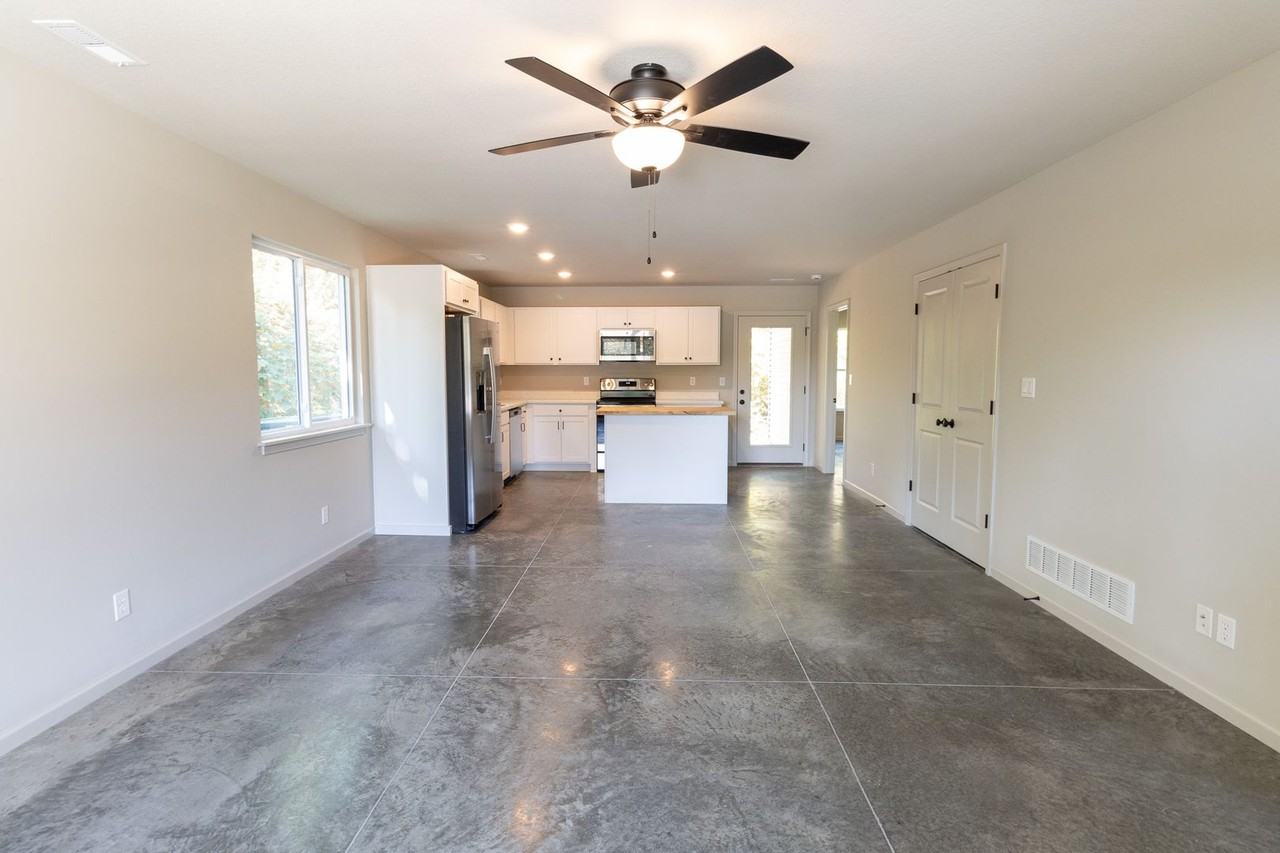 405 Pershing Rd - Photo 5 of 19