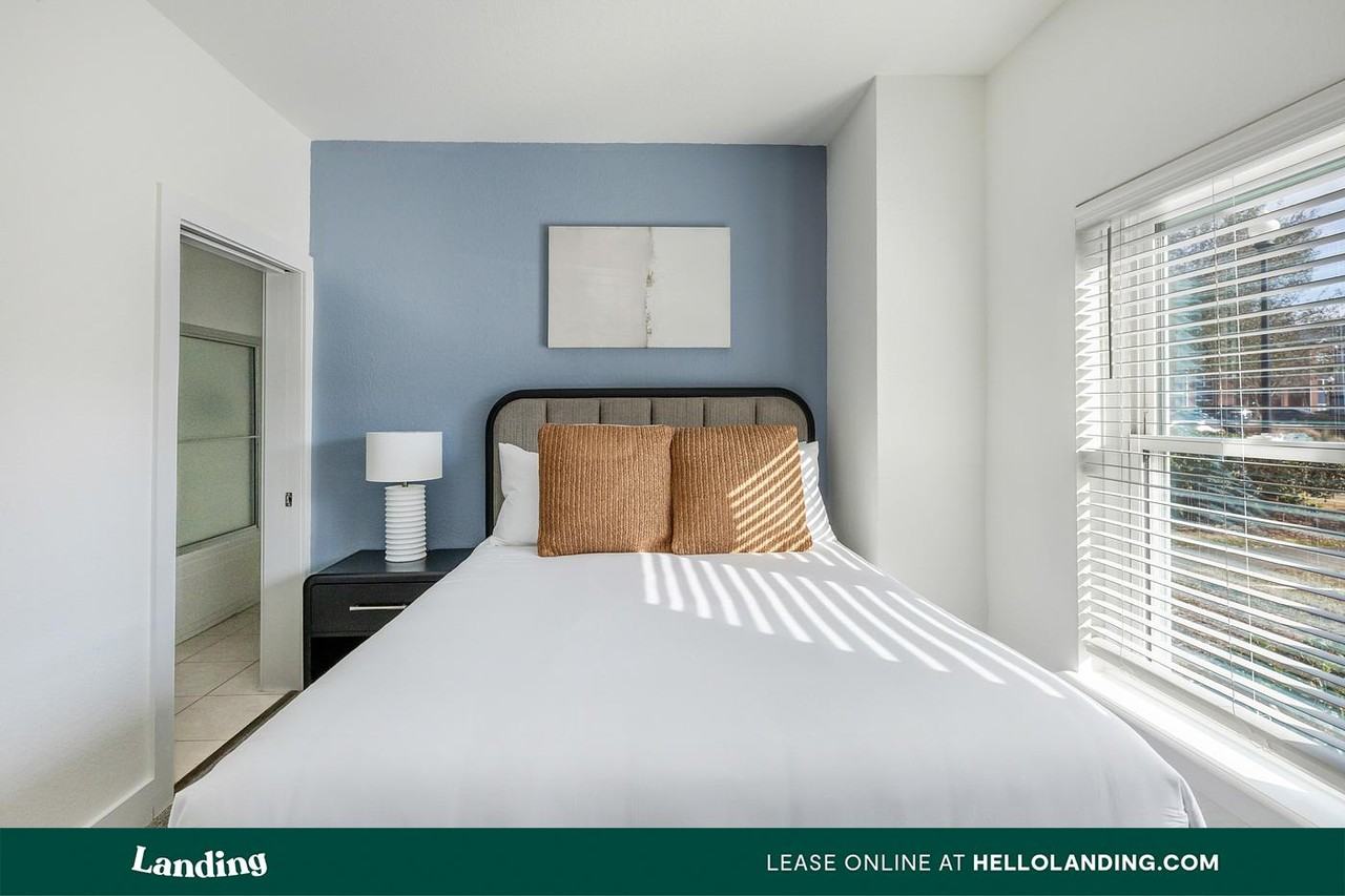 20050 Oak Road East - Photo 7 of 50