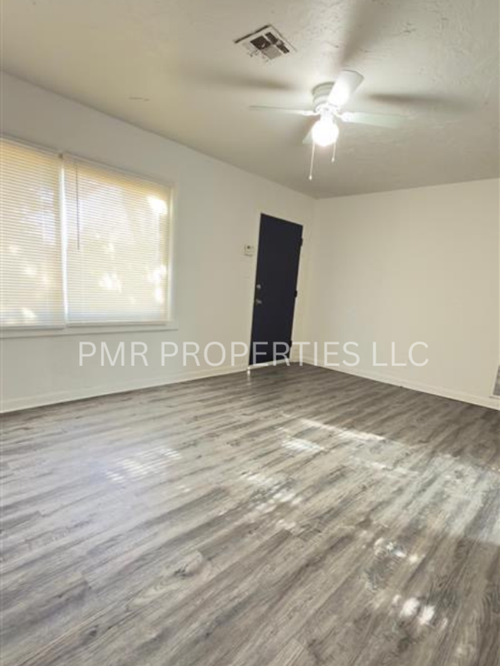 2807 Nw 24th St - Photo 2 of 8