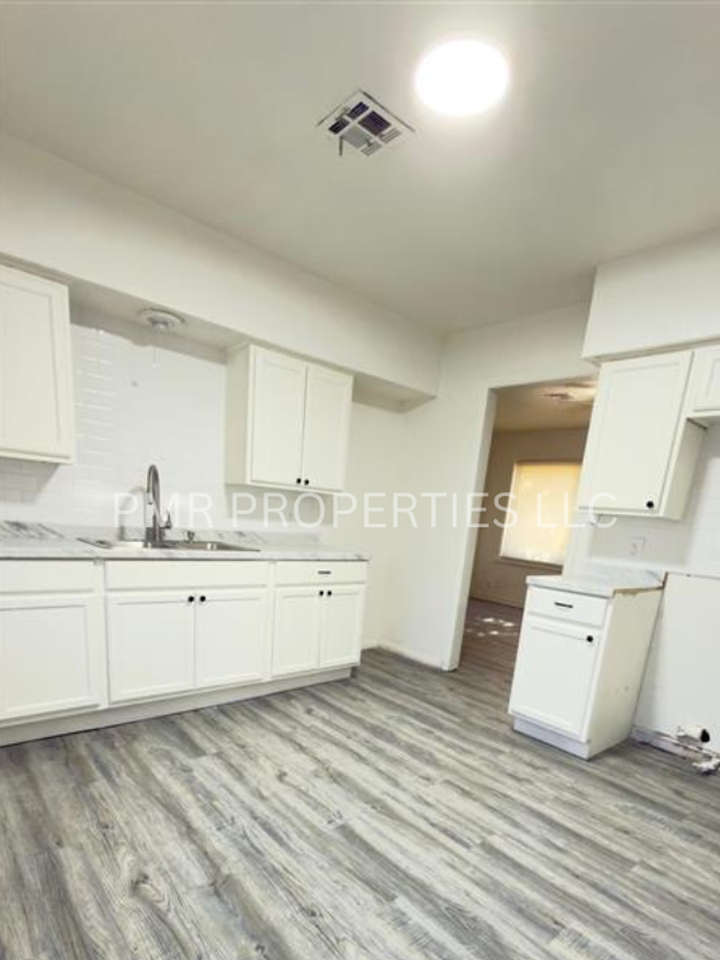 2807 Nw 24th St - Photo 3 of 8