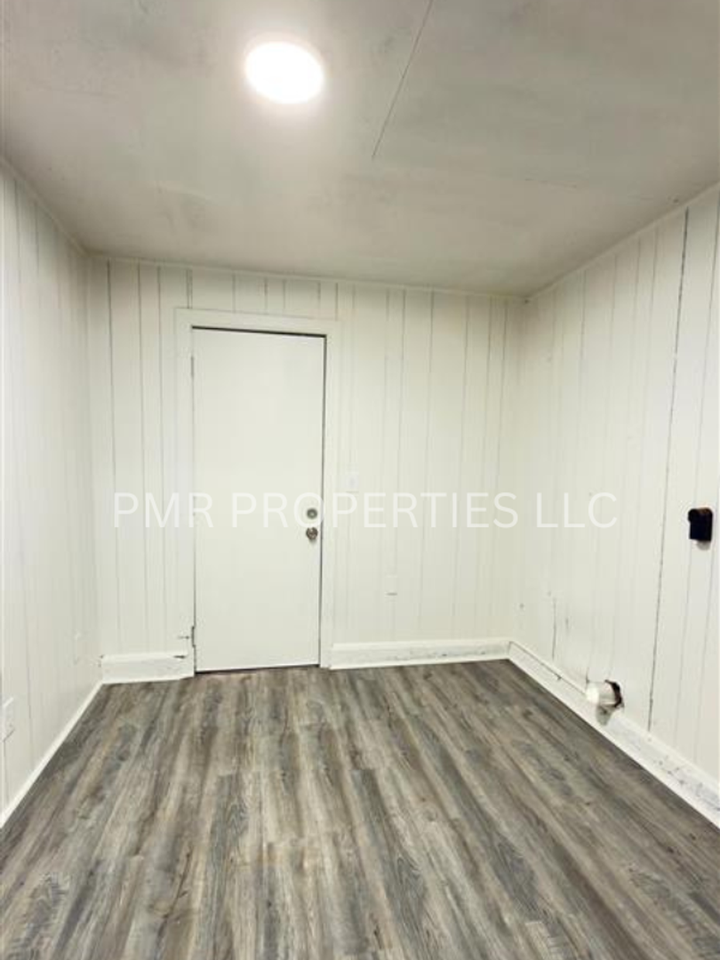 2807 Nw 24th St - Photo 5 of 8