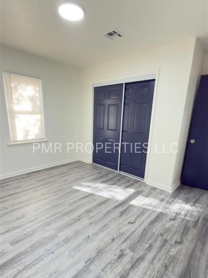 2807 Nw 24th St - Photo 6 of 8