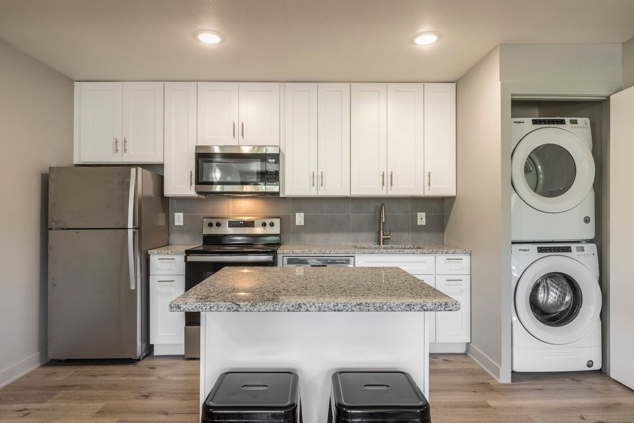 2204 9th St - Photo 3 of 27