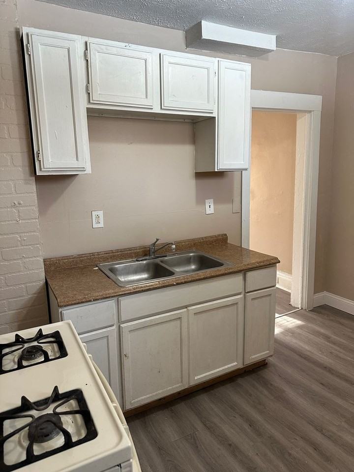 14809 Alder Ave - Photo 2 of 11