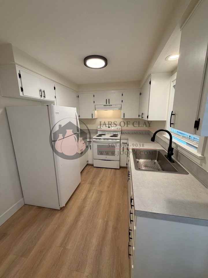 1745 Berry St Se - Photo 5 of 10