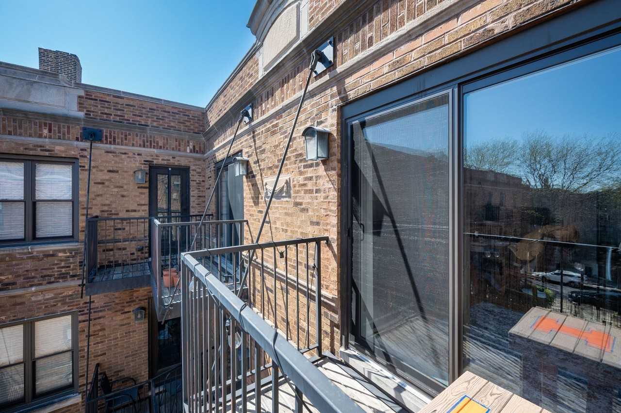 920 W Oakdale - Photo 3 of 6