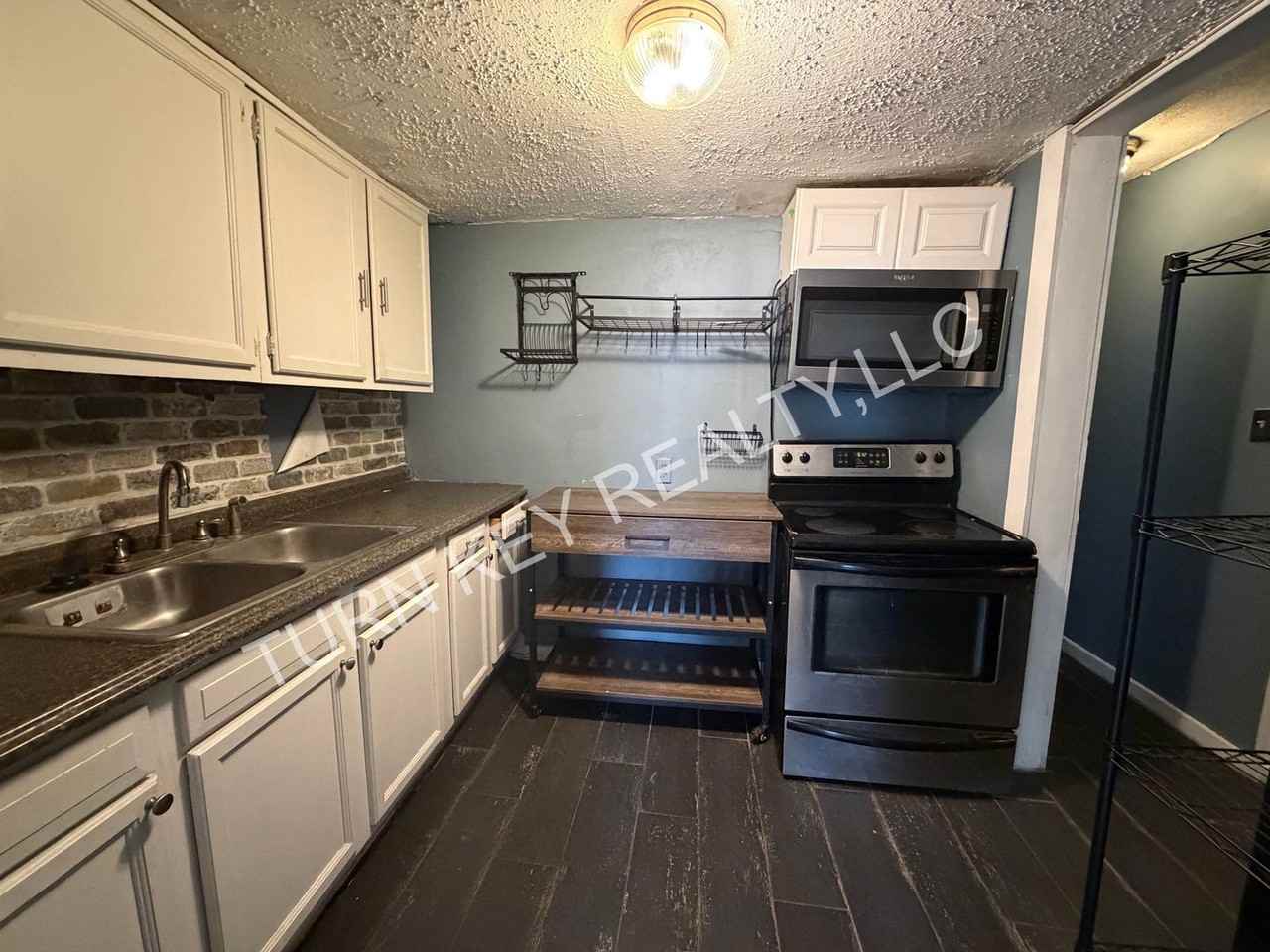 332 Sunset Blvd - Photo 6 of 10