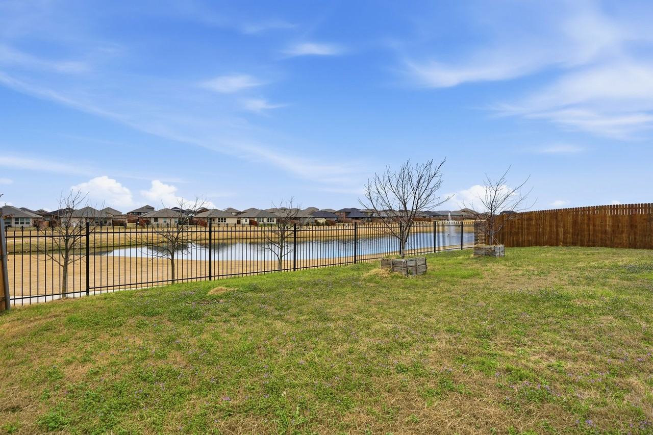 1208 Burlingame Dr - Photo 2 of 28