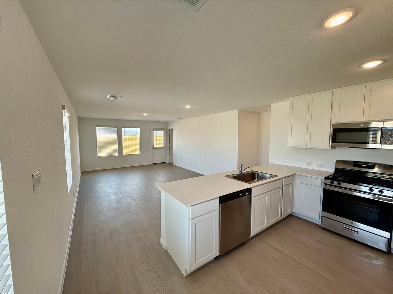 306 Tahoe Ave - Photo 7 of 24