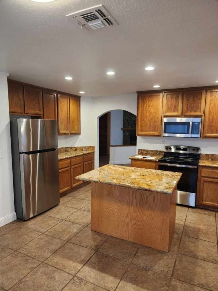 1310 Pilgrims Dr - Photo 6 of 23