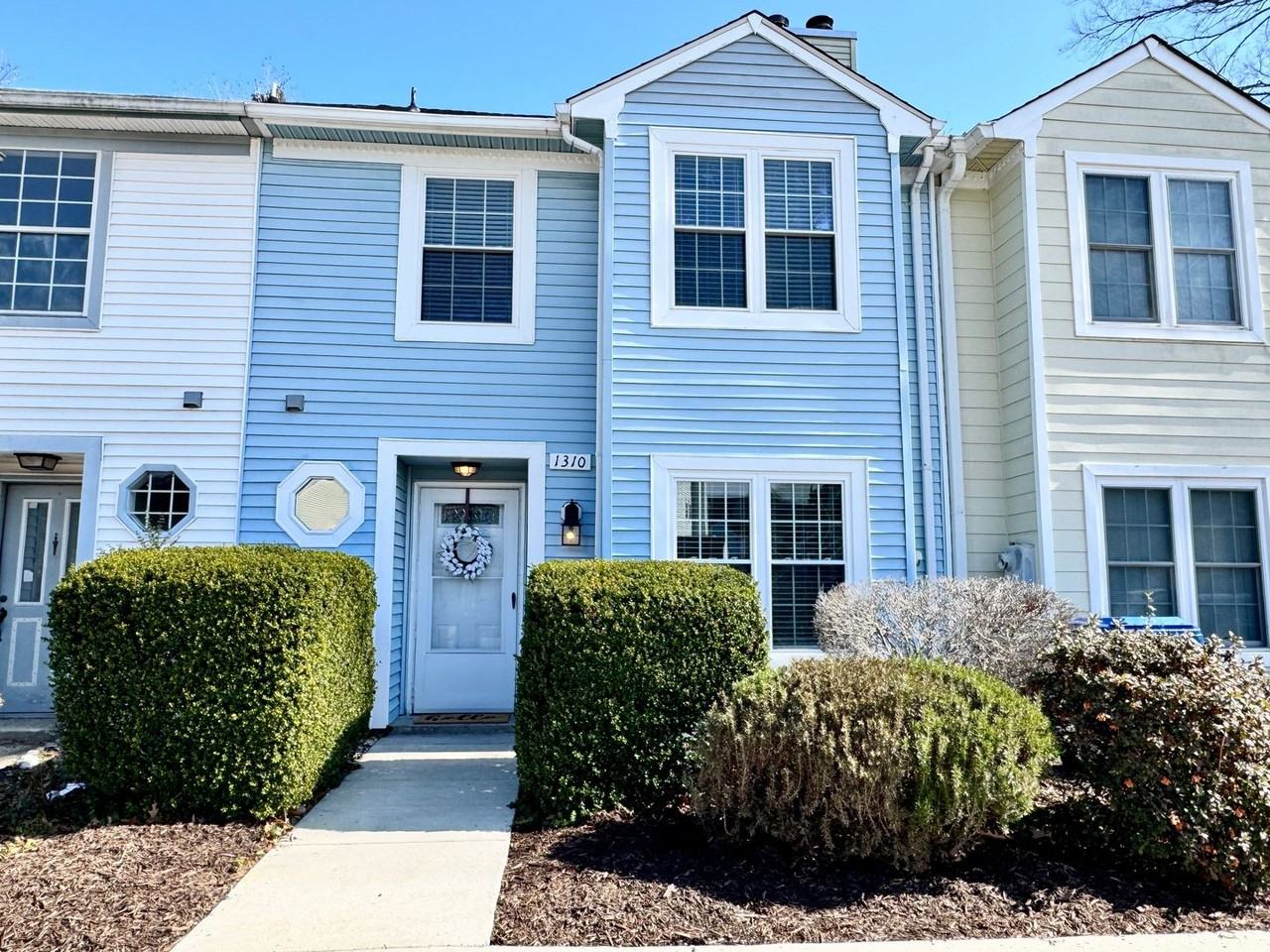 1310 Victorian Cres - Photo 3 of 42