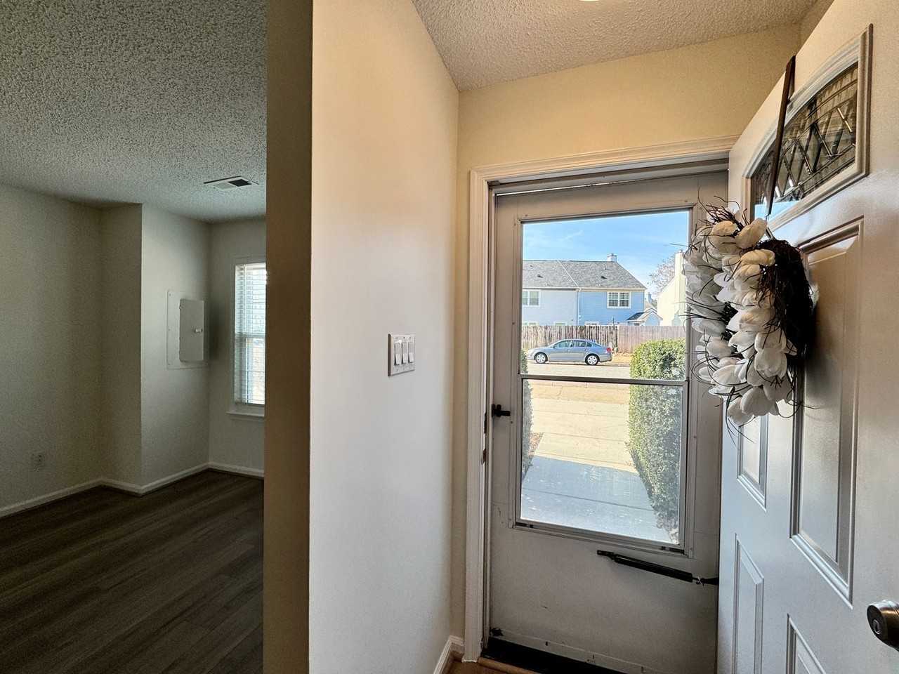 1310 Victorian Cres - Photo 5 of 42