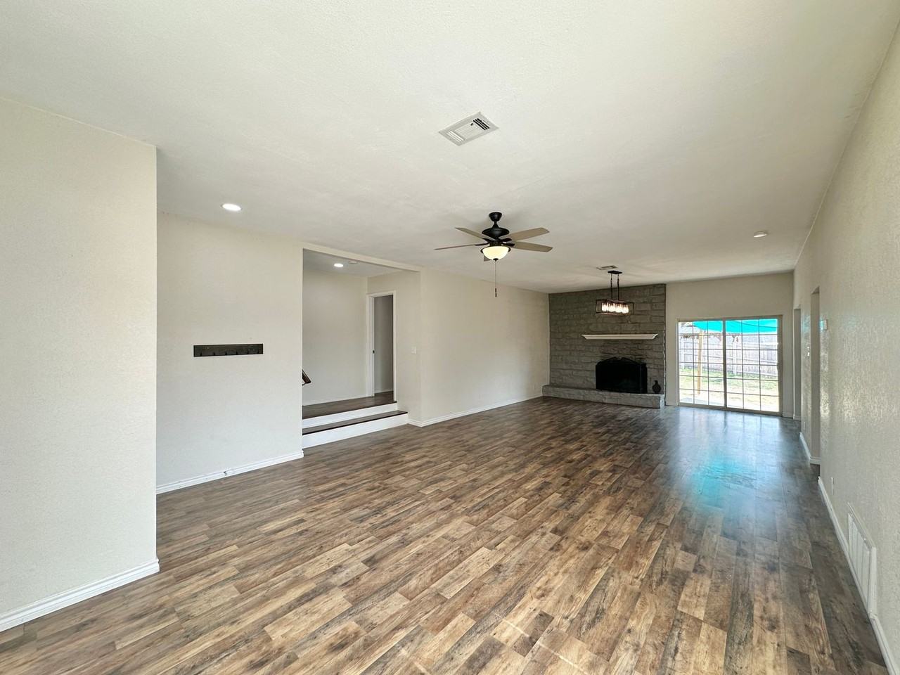 3301 Las Moras Dr - Photo 4 of 38