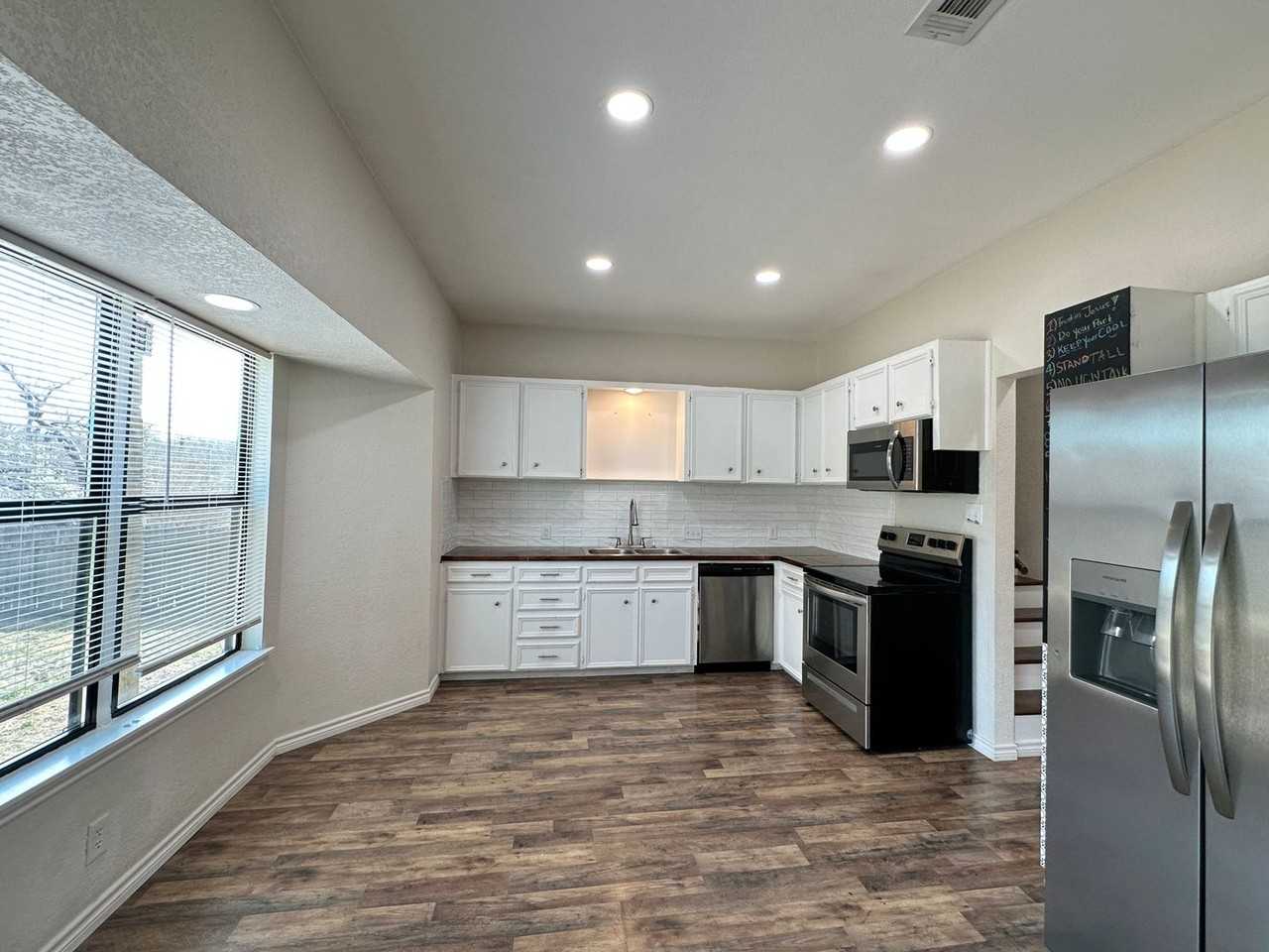 3301 Las Moras Dr - Photo 7 of 38