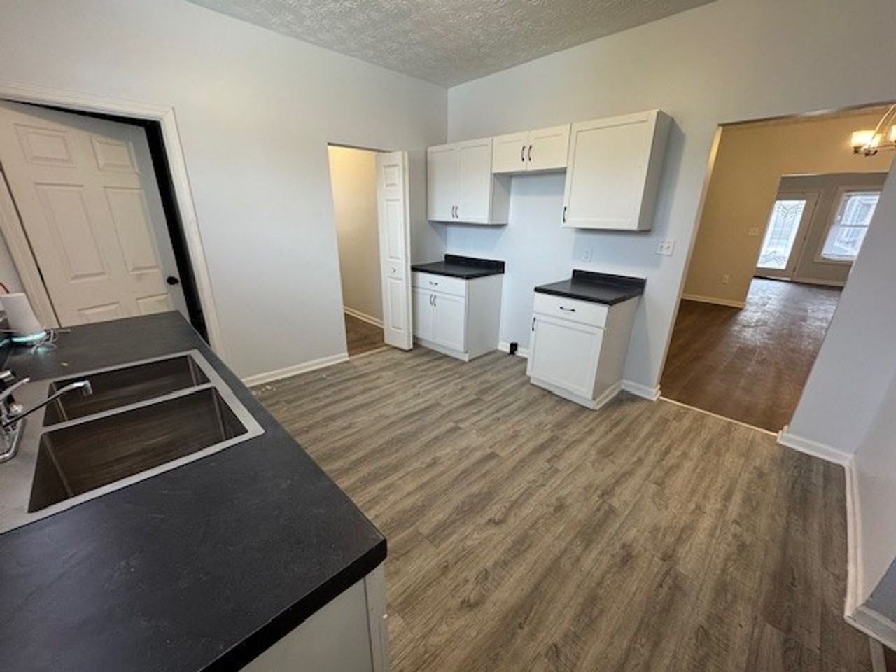 906 N Parker Ave - Photo 4 of 8