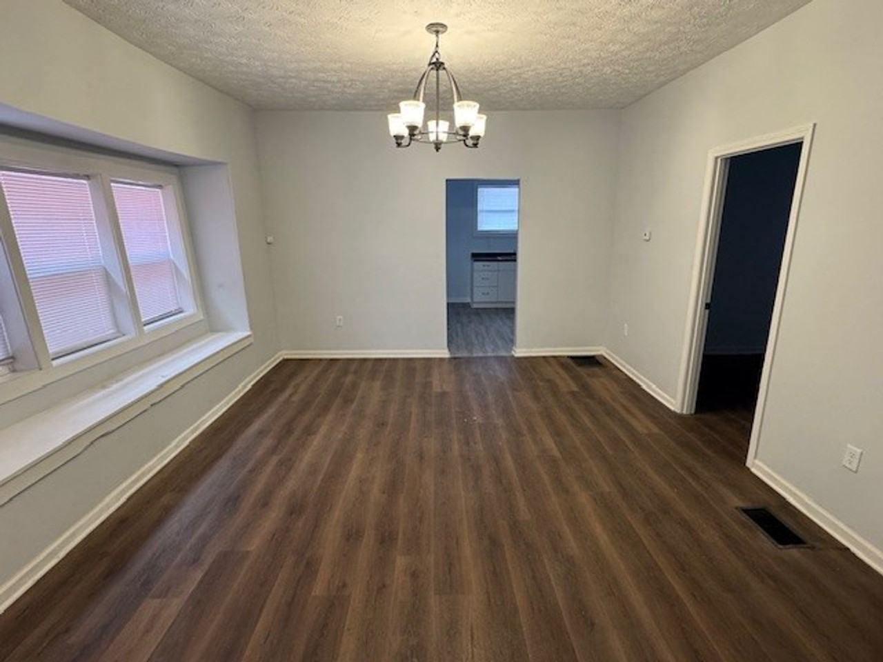 906 N Parker Ave - Photo 6 of 8