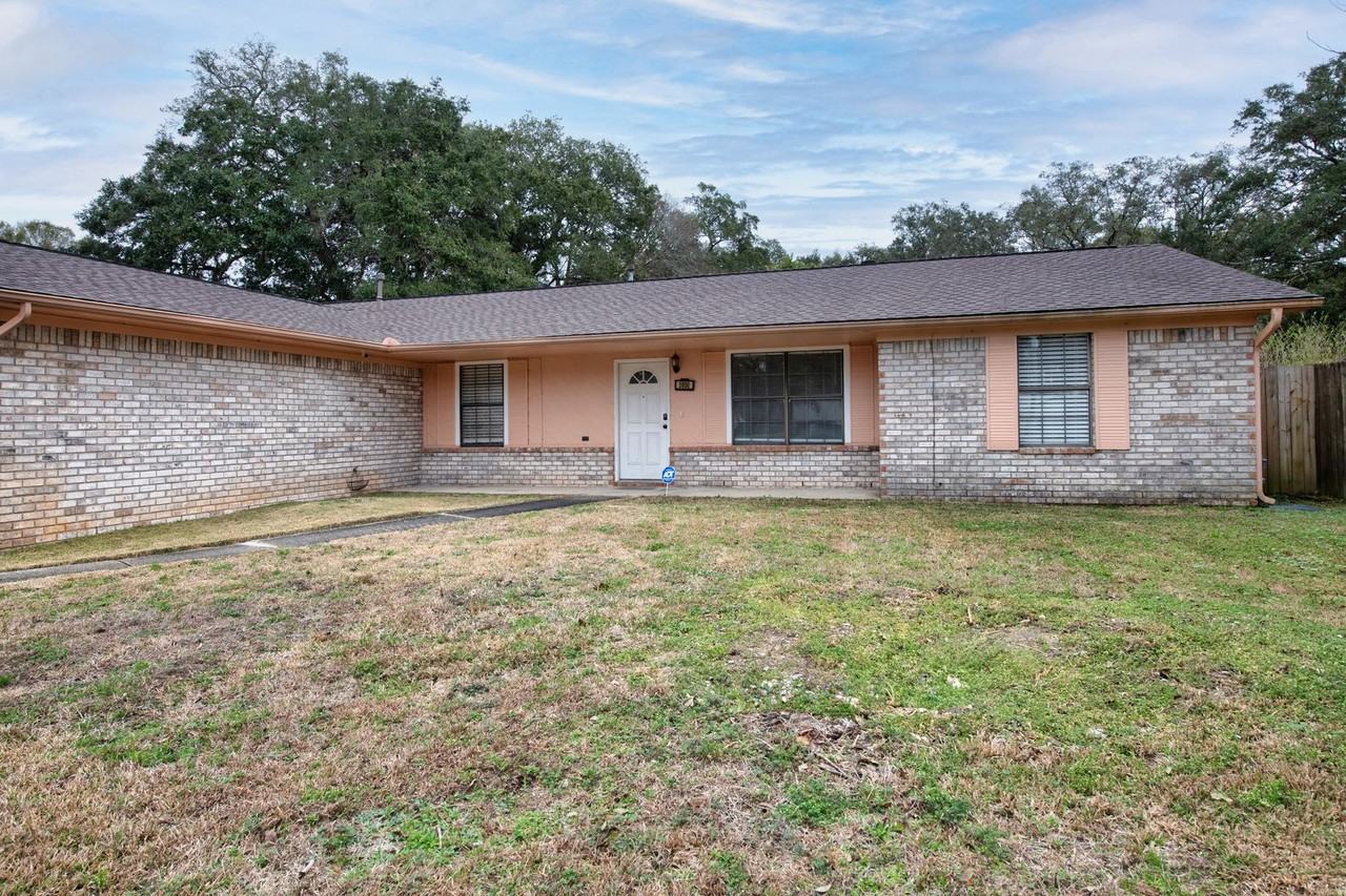 5850 Princeton Dr - Photo 3 of 37
