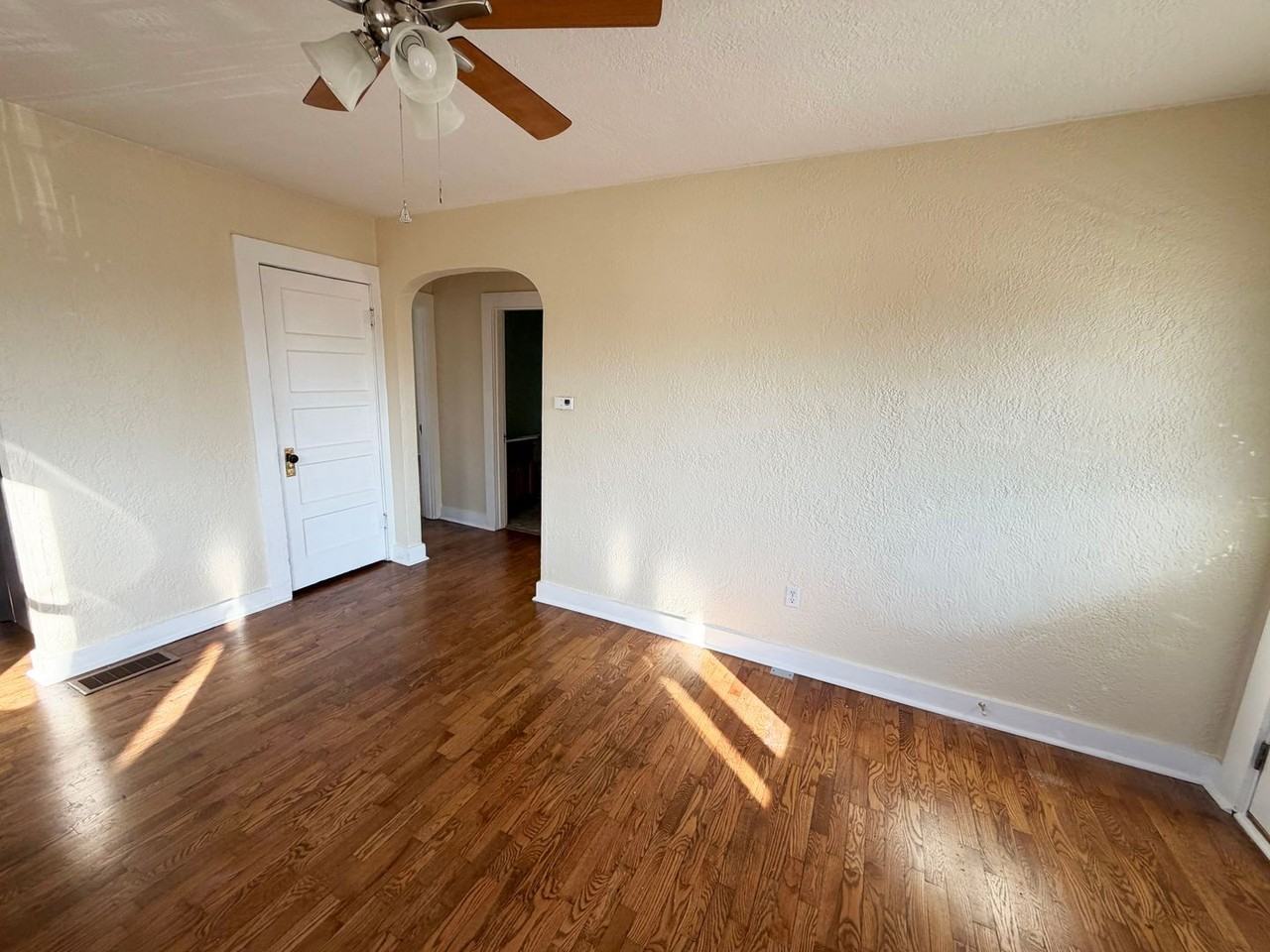 131 S Bast St - Photo 5 of 6