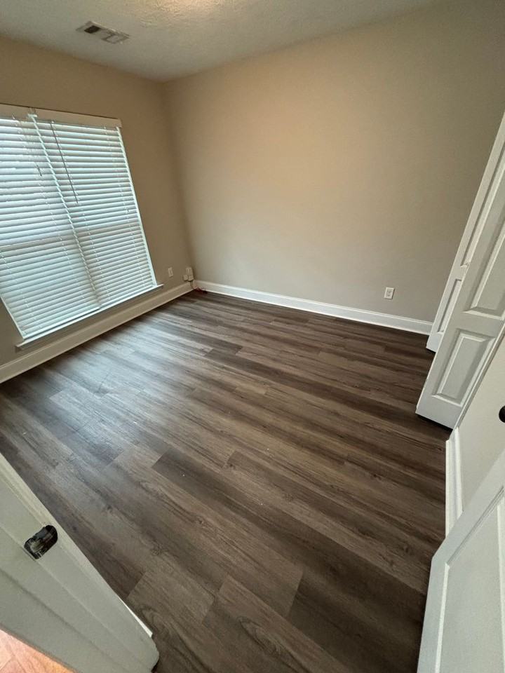 945 Bryan Cir - Photo 2 of 11