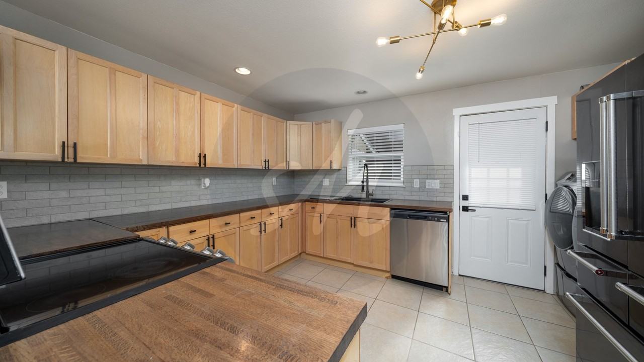 1827 W Kiowa St - Photo 5 of 13