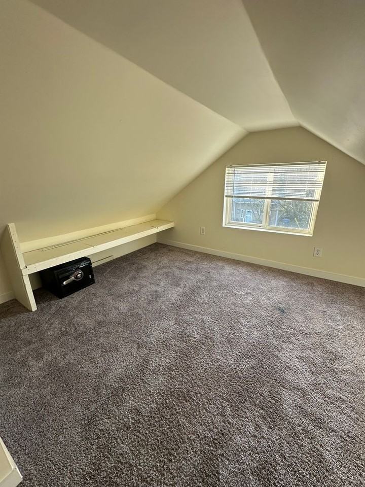 1976 11th Ave Se - Photo 5 of 17