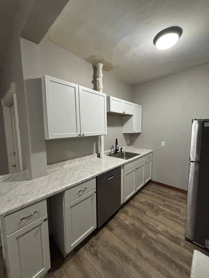 720 Main St - Photo 4 of 14