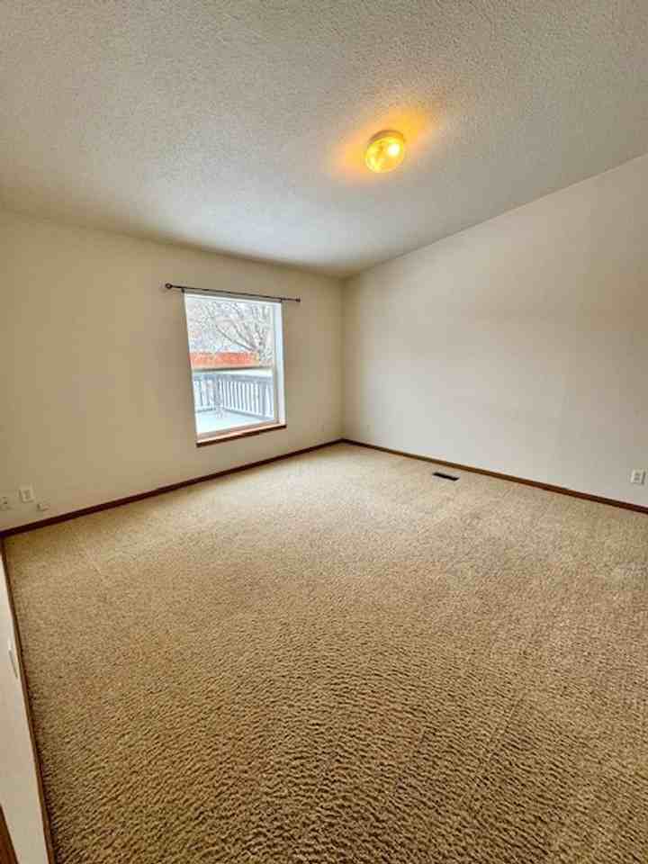 33 Sunlight Ave - Photo 2 of 22