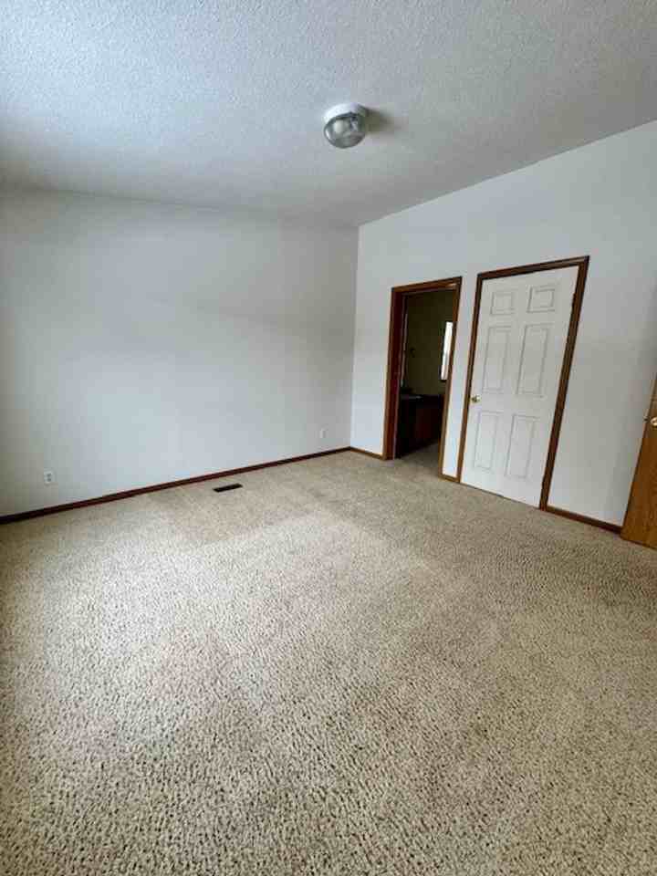 33 Sunlight Ave - Photo 4 of 22