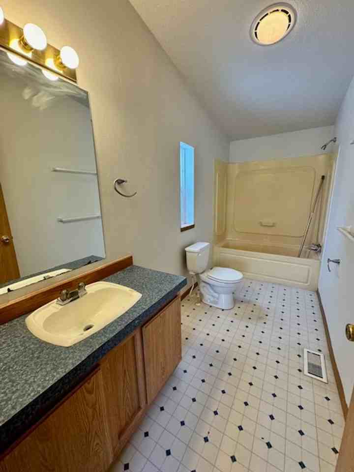 33 Sunlight Ave - Photo 6 of 22