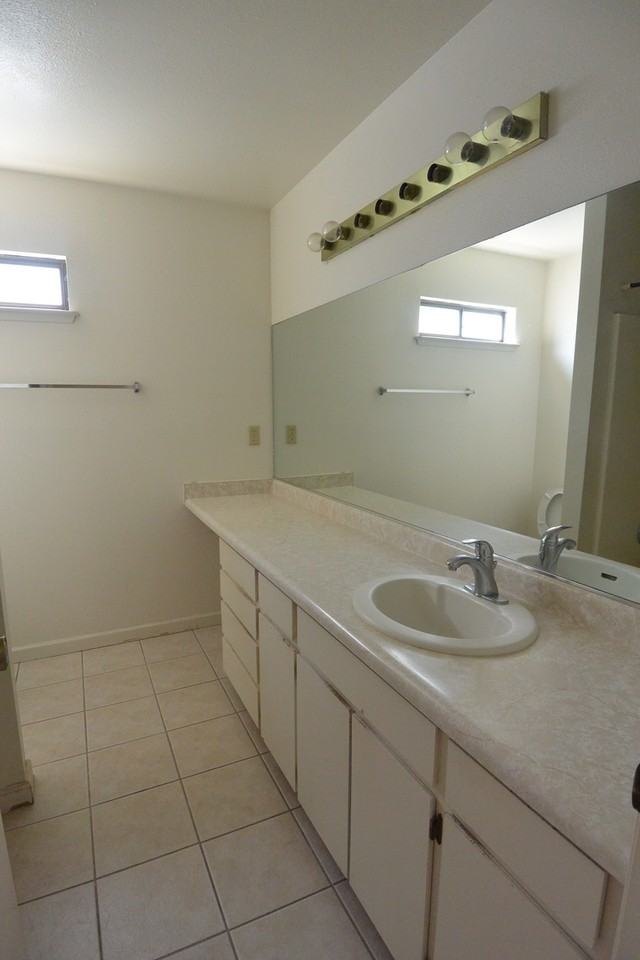 1136 W Damron Ave - Photo 5 of 11