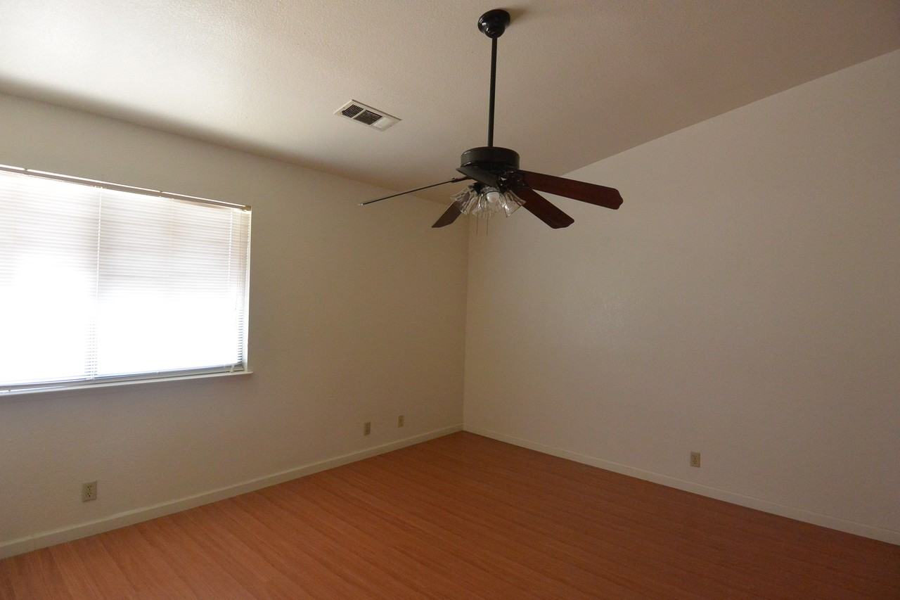 1136 W Damron Ave - Photo 6 of 11