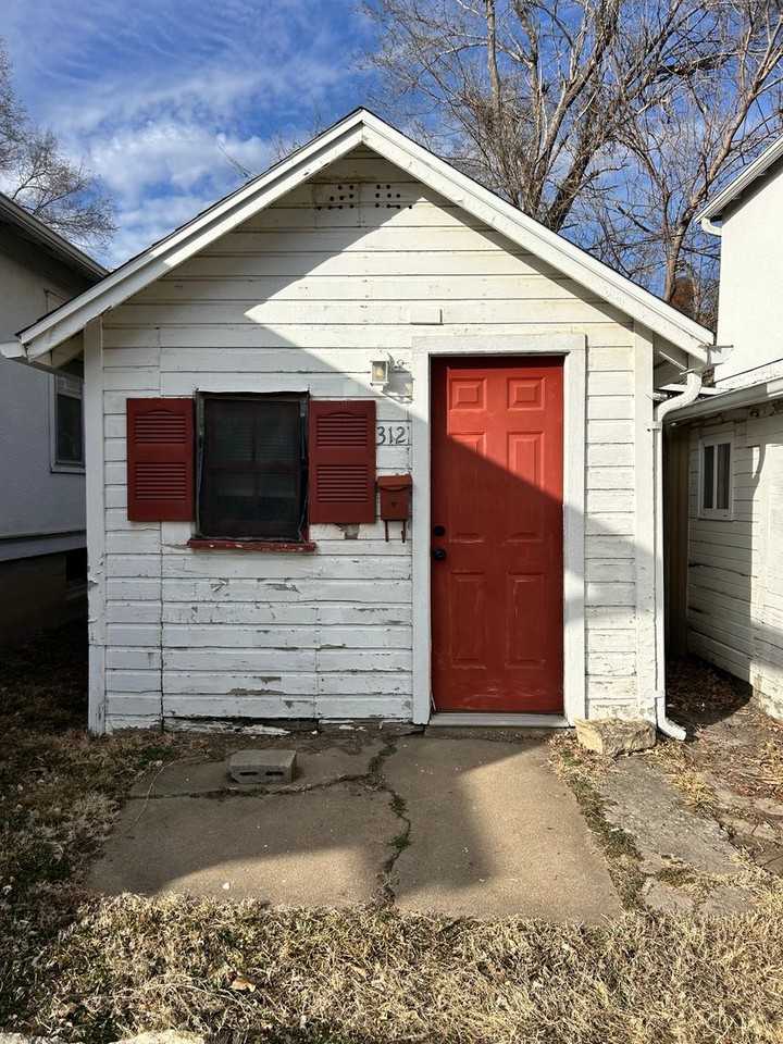 312 W 2nd St - Photo 2 of 6