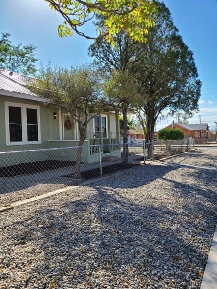 1300 Edith Blvd Se - Photo 3 of 19