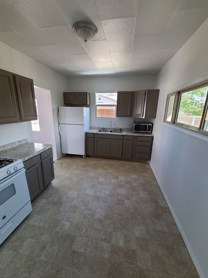 1300 Edith Blvd Se - Photo 5 of 19