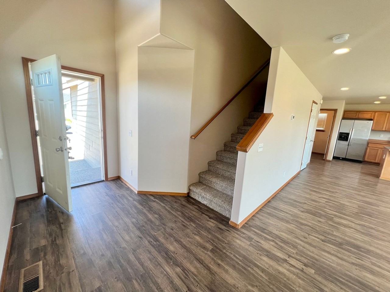 210 W Hailey Ct - Photo 3 of 28