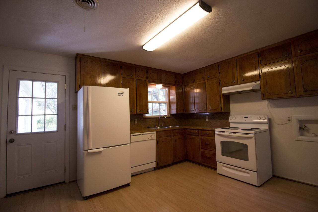 1004 Crescent St - Photo 4 of 16